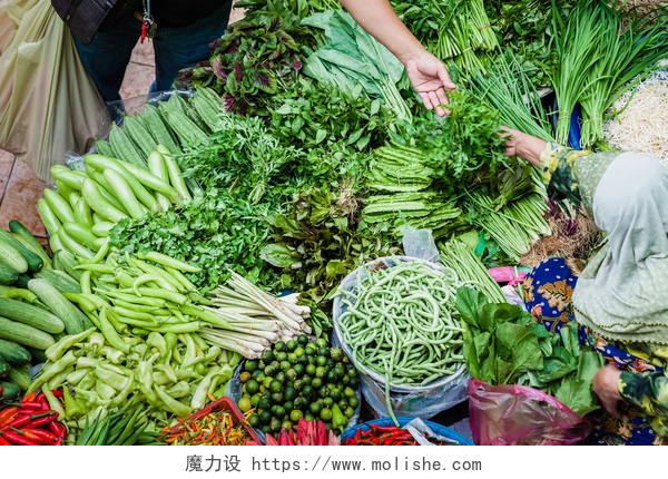 蔬菜市场买卖蔬菜的人街头的蔬菜市场